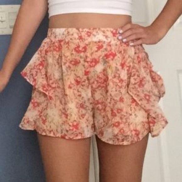 BCBGeneration ruffle shorts - Picture 3 of 4