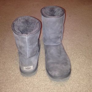 UGGS - SHORT GREY - SIZE 8, WORN