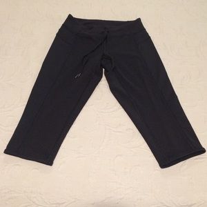 Lululemon cropped yoga pants size 6