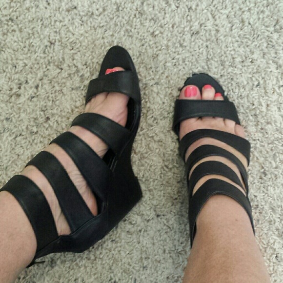 FOREVER 21 New Black Strappy Wedges - sz 7