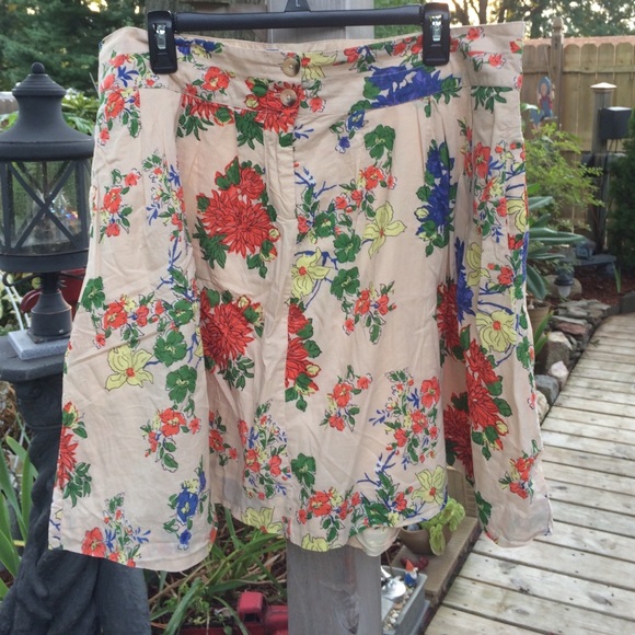 Old Navy Dresses & Skirts - Floral print Old Navy plated skirt size 14