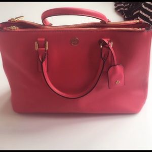 TORY BURCH LARGE ROBINSON DOUBLE ZIP IN CORAL RED