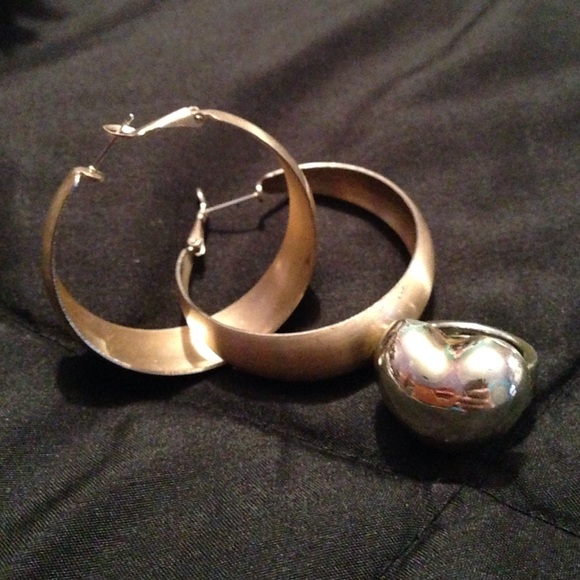 Gold hoop earrings and heart ring - Picture 1 of 1