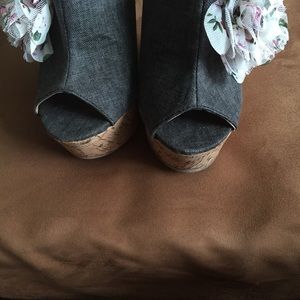 Summer wedge with flower - size 7 fit 6.5