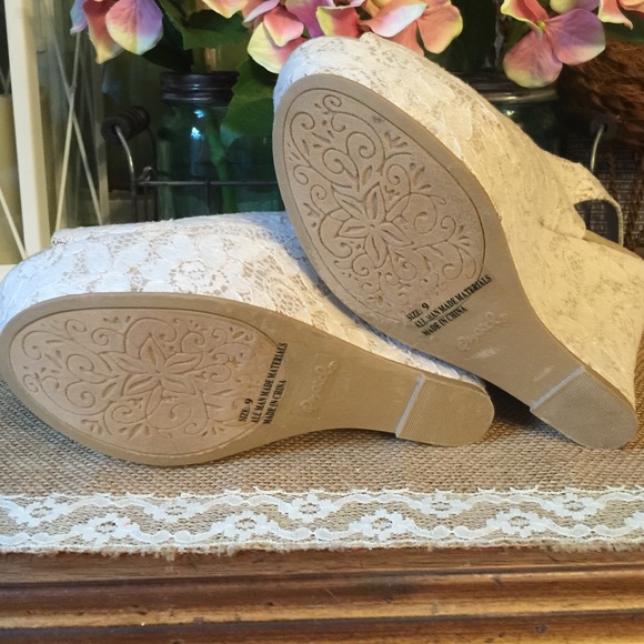 💥SOLD💥 💰PRICE REDUCED💰 Lace Peep Toe Wedges - Picture 3 of 3