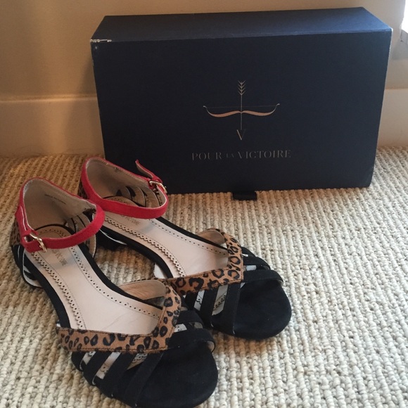 pour la victoire super cute sandals