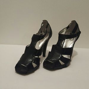 🎀BCBG Paris🎀...Black Sandals ✨✨DEAL✨✨