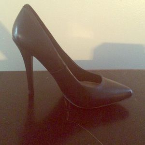 Steve Madden Stiletto Pump. Black Leather.