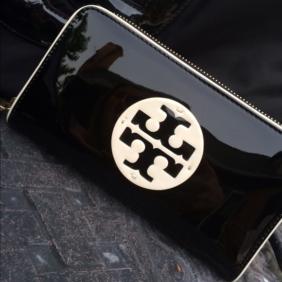 Tory Burch Clutches & Wallets - 💯AUTHENTIC TORY BURCH WALLET