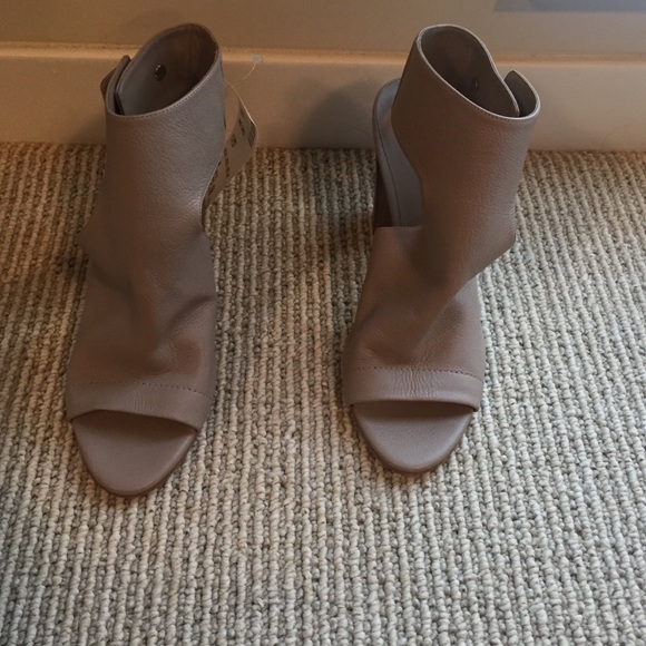 Vince Shoes - Vince ankle wrap super cue shoes.Size 7 taupe  tan