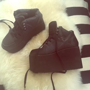 Platform tennis shoes similar to unif