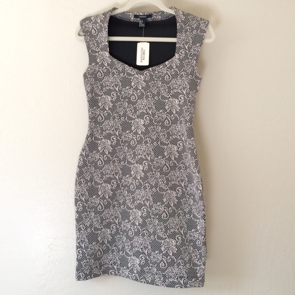Forever 21 Dresses & Skirts - Black & Cream Rose Print bodycon Sleeveless Dress