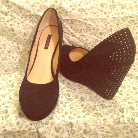 PERFECT Shoemint black wedges with gold studs 😍😍 - Picture 1 of 4