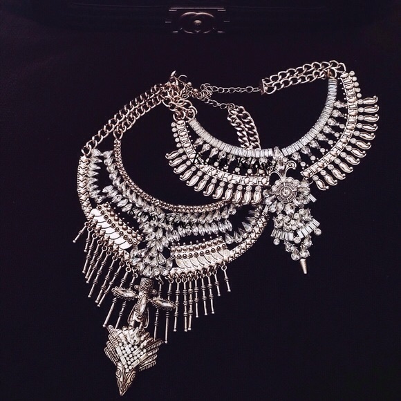Jewelry - Nights edge layers silver statement necklace