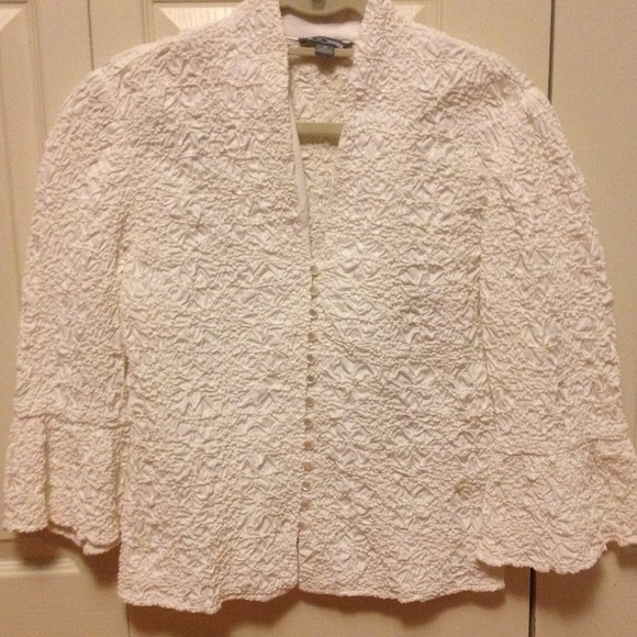 ELEGANT WHITE TOP!!