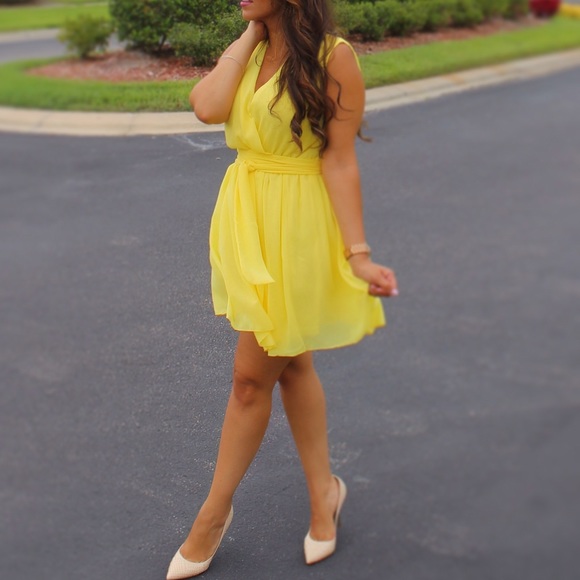 Dresses & Skirts - Yellow chiffon dress