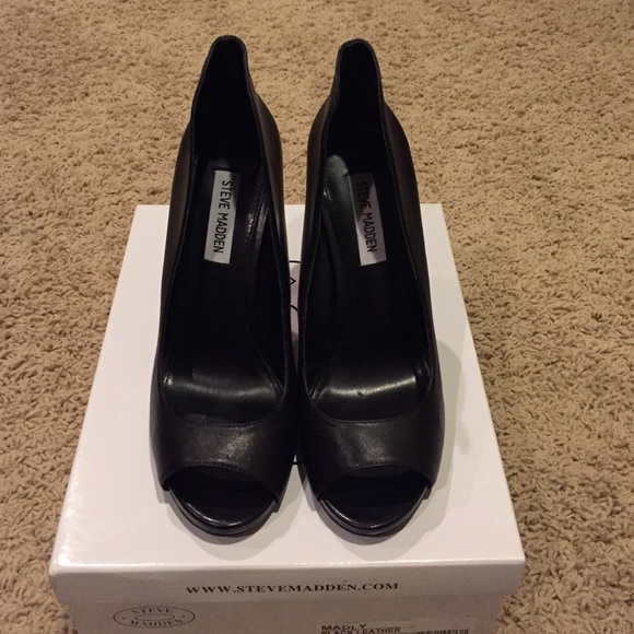 Steve Madden Black Leather Pump