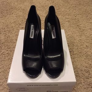 Steve Madden Black Leather Pump