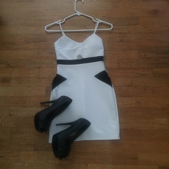 Off white bodycon dress 🔴SOLD🚫🚫