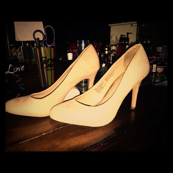 Nude pumps