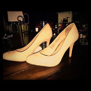 Nude pumps