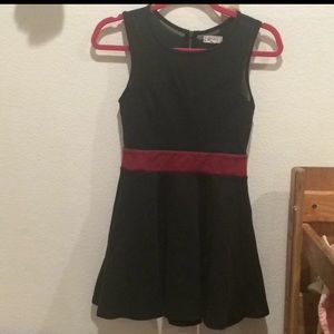 Short dress, black and dark red
