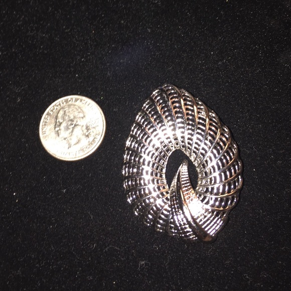 Act deco style vintage broach