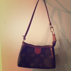 Authentic Louis Vuitton Monogram Pochette