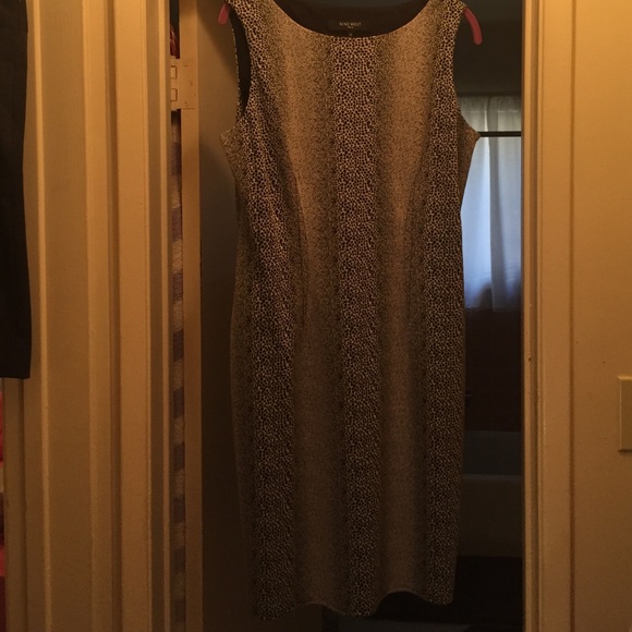 Lovely black and white dress with side zipper