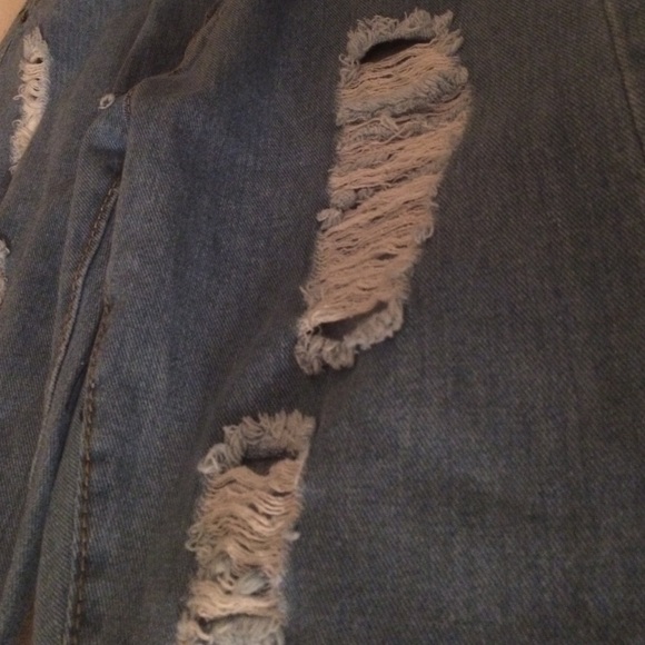Distressed boyfriend jeans NWOT - Picture 2 of 4