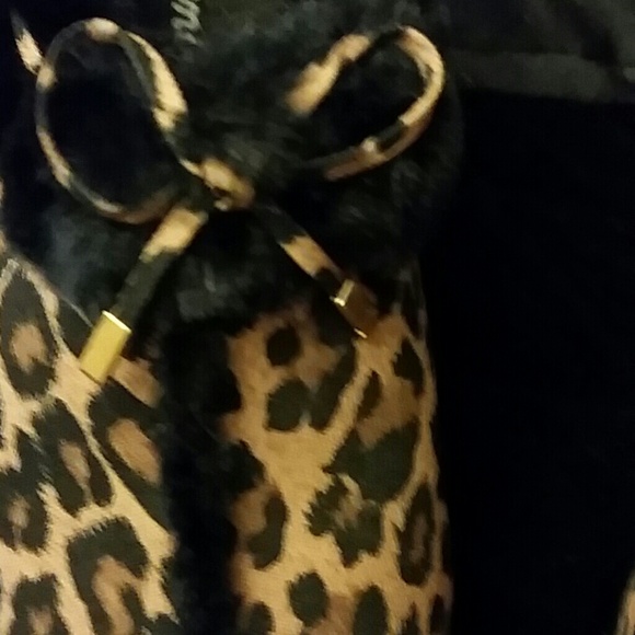 Adorable Annie slippers - Picture 2 of 3