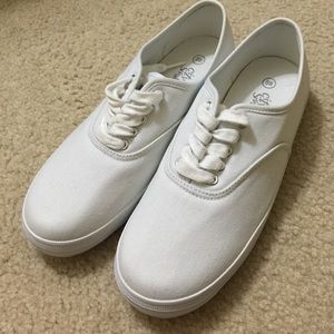White canvas sneakers 8W