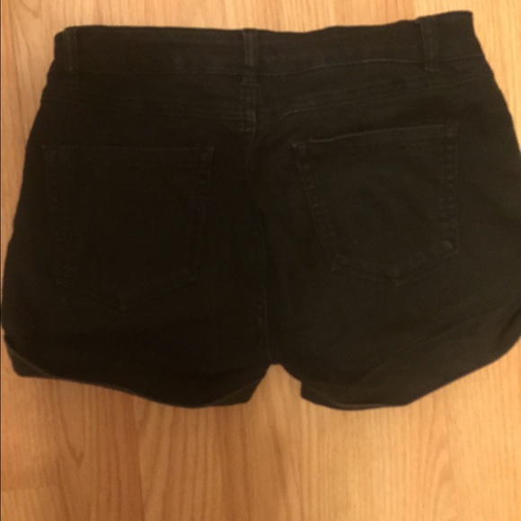 Black shorts - Picture 2 of 3