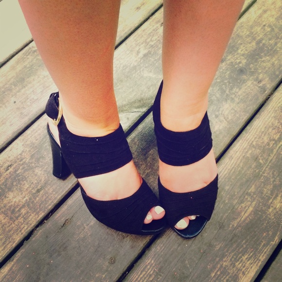 ⚡️Short chunky black heel with back buckle