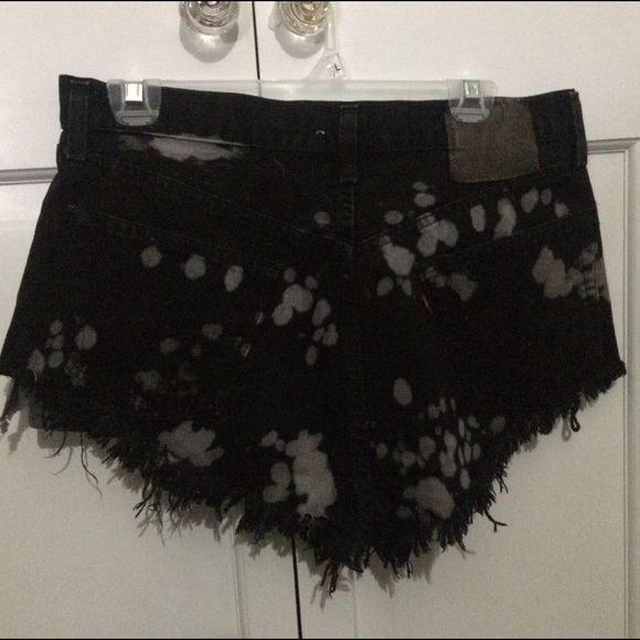 Levi high waisted distressed shorts - Picture 2 of 2