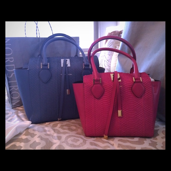 SALE 🎉Michael Kors Miranda snakeskin fuchsia