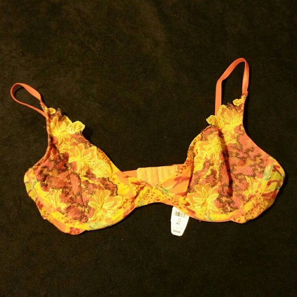 *SOLD on mercari* NWT. V.S fall print bra
