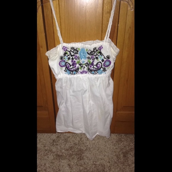 Sleevless embroidered top