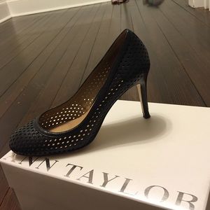 Ann Taylor perfect pump black perforated
