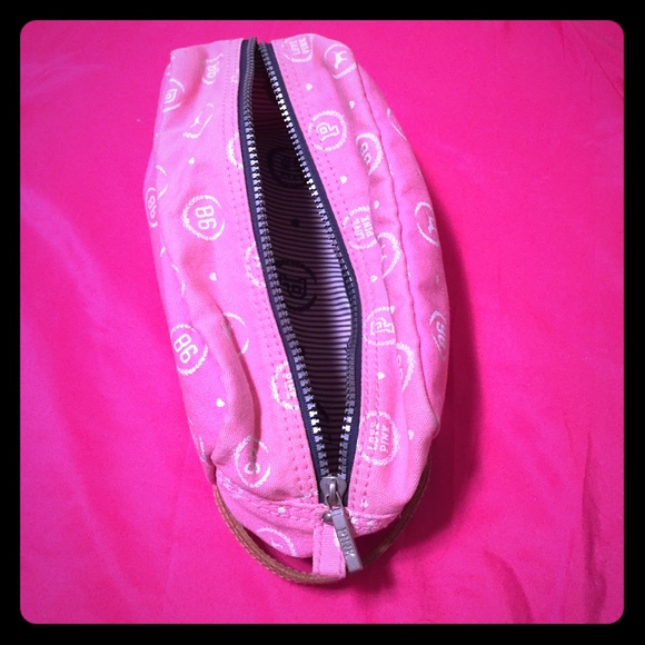 Victoria's Secret Accessories - Pink travel case🔺