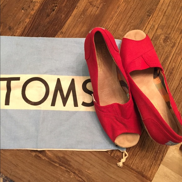 TOMS Red wedges