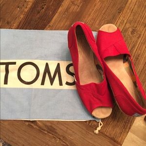 TOMS Red wedges