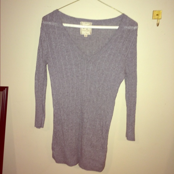 Cable knit, quarter sleeve grey v neck