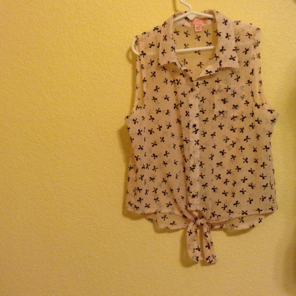 Pink button down tank. - Picture 1 of 4
