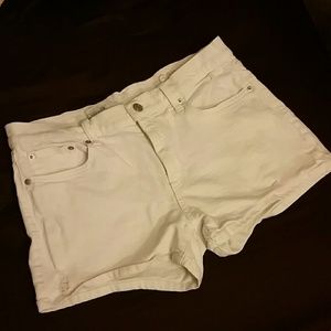 White Gap shorts
