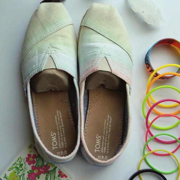 TOMS Shoes - Toms. Rainbow. 8 1/2 Women. Amazing shoe!