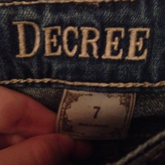 Size 7 Jean Shorts - Picture 2 of 2