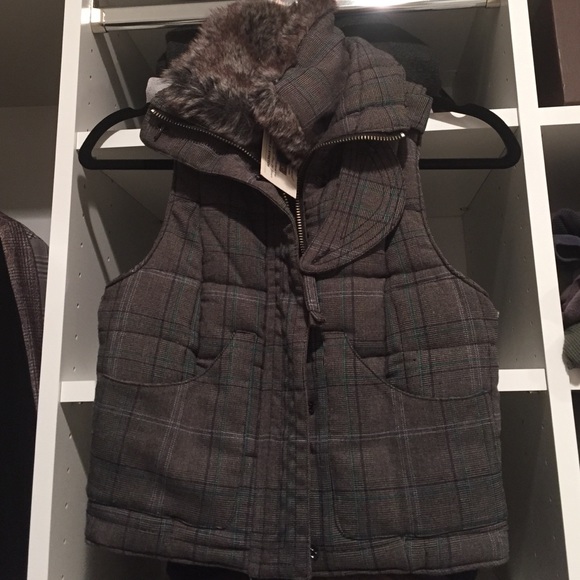 New with tags Guess vest with faux fur trim