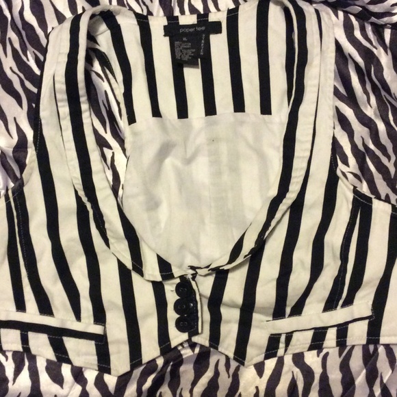 Black & white vertical striped vest 👚