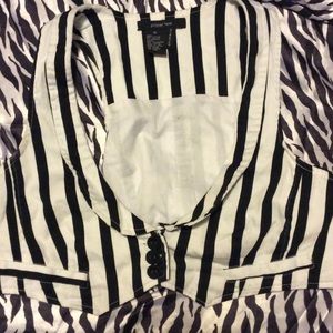 Black & white vertical striped vest 👚